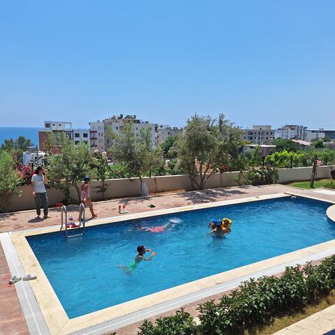 Sea views / pool
4 Guests +2 Ops, Beach