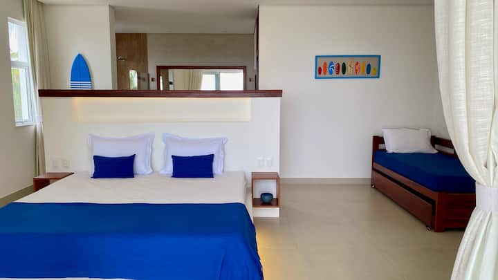 Suite surfista no terreo frente ao mar.
Aera de 60 m2 com varanda.