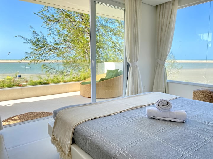Suite superior no primeiro andar com vista panoramica ao mar.
Aera com varanda de 60 m2.