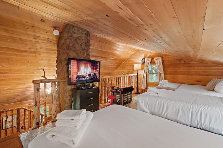 Ოჯახის წევრებისა და მეგობრებისთვის საკმარისი სივრცეა - ამ საძინებელში არის 2 ორადგილიანი საწოლი და 2 ერთადგილიანი საწოლი კომფორტული სტუმრობისთვის.