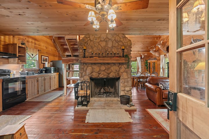 Ეს მისაღები ოთახი ერწყმის სოფლის ხიბლს ელეგანტურ ელეგანტურობასთან. Მოკალათდით ქვის ბუხართან და იგრძენით თავი ისე, როგორც საკუთარ სახლში