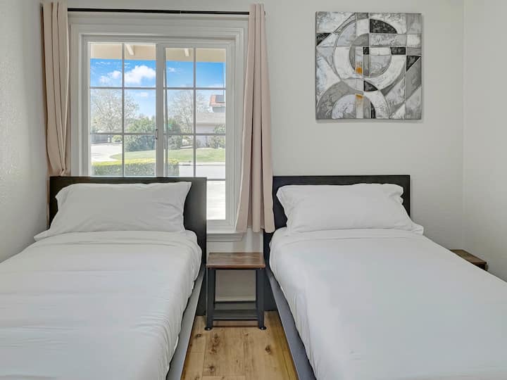 Chumba cha kulala chenye vitanda 2 vya mtu mmoja, chenye starehe na rahisi.