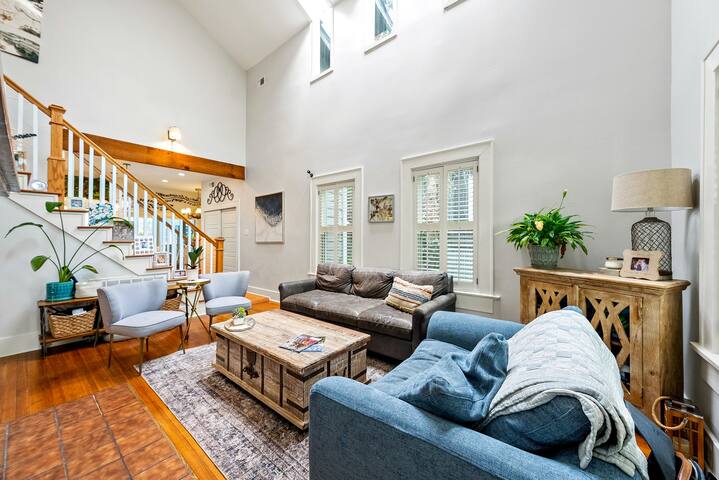 Walkable Charming Craftsman Bungalow gallery image 4