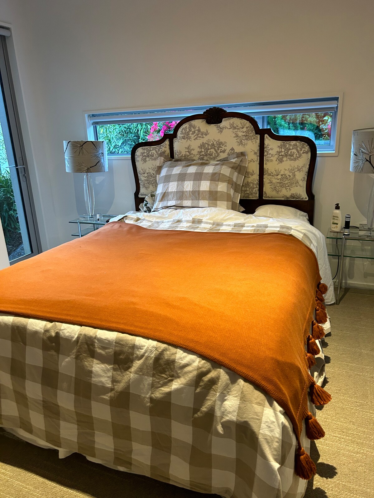 Главната спална соба има доволно простор за складирање и сопствена бања.  Има врата во градината, совршена за слушање на птиците како пеат наутро! 