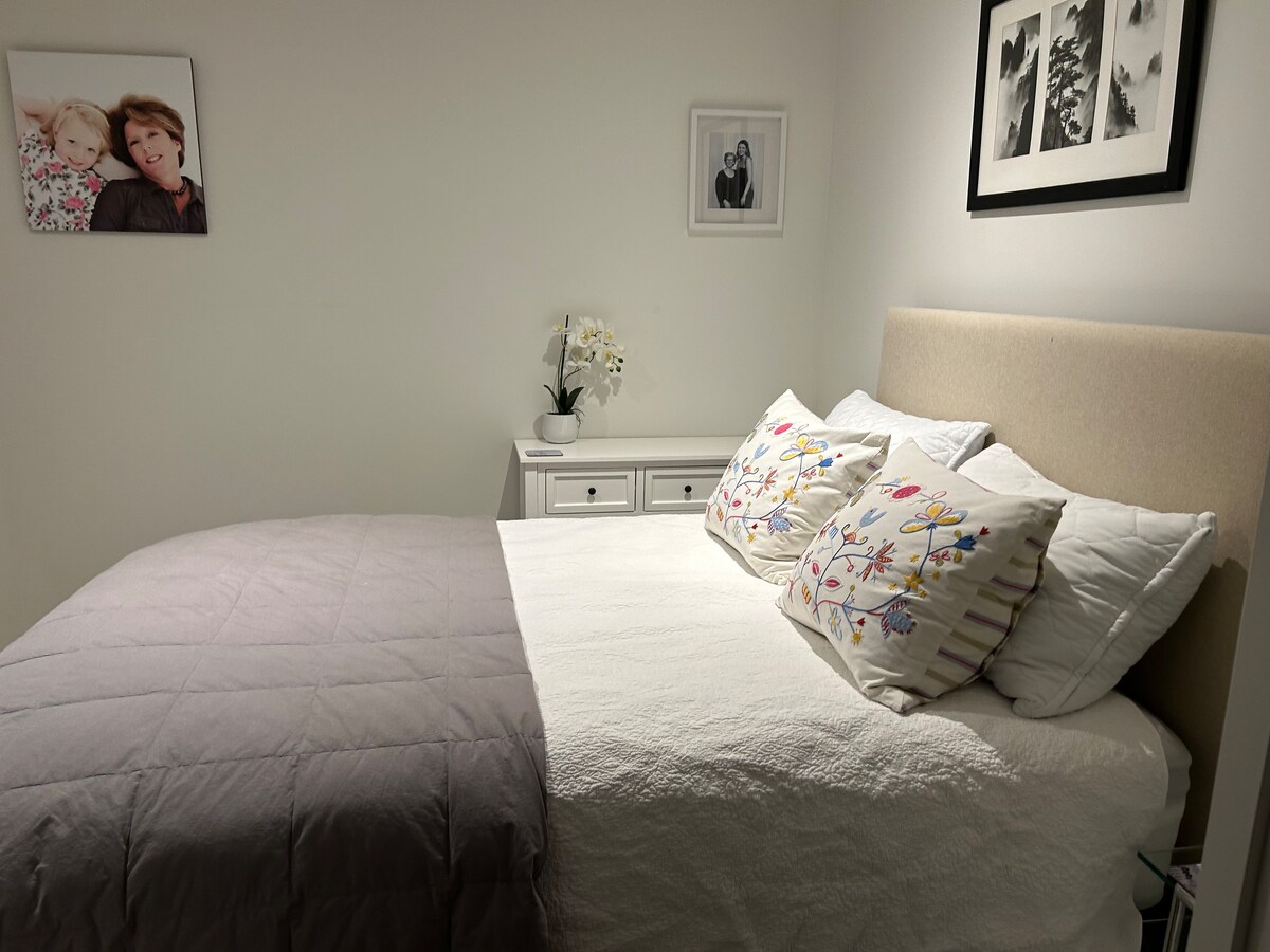 Нов удобен двоен кревет со тапацирана табла. Убава странична маса со полица и фиоки за викенд. Има поглед на терасата и градината. Табла за греење за зима со дополнителна постелнина. Затемнети ролетни. 