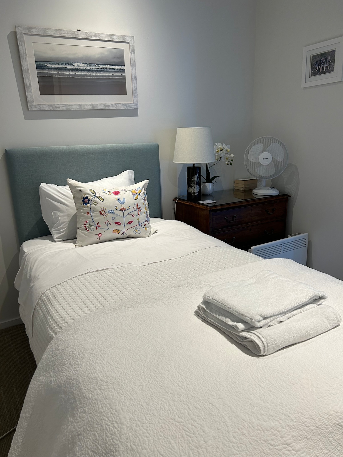 Ова е удобен БРАЧЕН ЕДИНЕЧЕН КРЕВЕТ (широк 150-179 СМ).  Паметна тапацирана табла. Ковчег со фиоки за гости. Затемнување на ролетната или поглед на ѕвездите! Вентилатор за лето и дополнителна постелнина за зима.