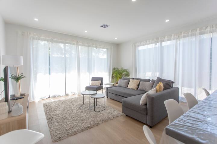 Perfect Holiday Home 5min to Beach / Shops / Cafes gallery image 3