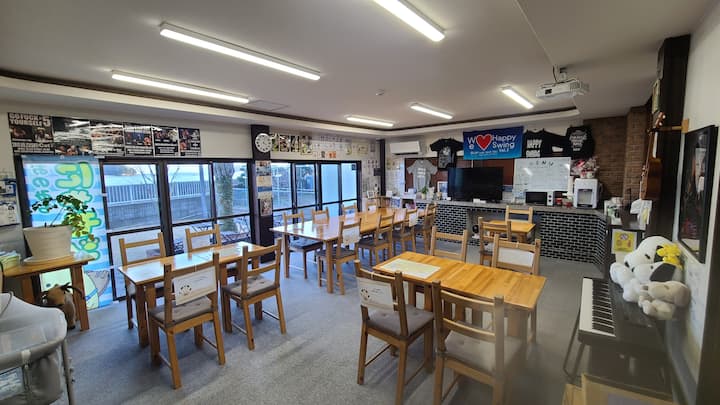 貸切なのでわいわいしても問題ありません。
楽しい時間を過ごしてください。
※室内全館禁煙。
喫煙は外の喫煙指定場所のみとなっております。
室内にて喫煙されていることが発覚した場合はクリーニング費用として10,000円お支払いいただきますのでご了承ください。