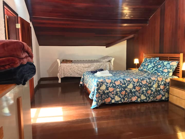 ห้องพักสไตล์ชาเลต์ที่อบอุ่นพร้อมห้องสุขาส่วนตัว (โปรดทราบ: ไม่ใช่ห้องน้ำส่วนตัวไม่มีฝักบัวนี่คือสิ่งที่แพลตฟอร์มอนุญาตให้แจ้งเป็นส่วนตัว) ชั้นบน (เข้าถึงได้ด้วยบันได) วิวสวนของทางเข้าบ้าน