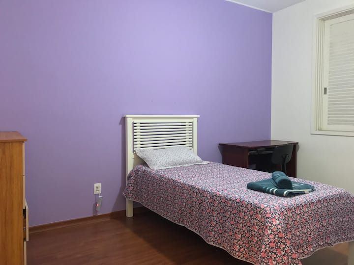 ที่นอน 2 ผืน (สำหรับนอนบนพื้น) ที่อธิบายไว้เป็นแบบเตียงคู่ (แพลตฟอร์มไม่ได้แยกแยะระหว่างที่นอนคู่และเดี่ยว)