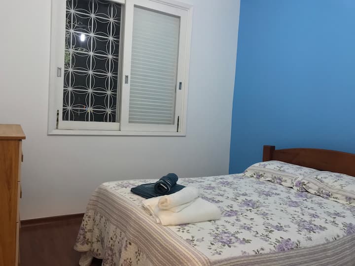 ลองพักผ่อนในห้องนี้ที่ชั้นล่างมีทางเข้าไม่มีบันไดมองเห็นวิวสระว่ายน้ำไหม?