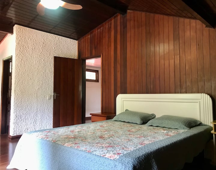 ห้องพักสไตล์คอทเทจที่อบอุ่นพร้อมห้องสุขาส่วนตัว (โปรดทราบ: ไม่ใช่ห้องน้ำส่วนตัวนี่คือสิ่งที่แพลตฟอร์มอนุญาตให้แจ้งเป็นห้องส่วนตัว) ชั้นบน (เข้าถึงได้โดยบันได) มีสำนักงานส่วนตัวที่มองเห็นสระว่ายน้ำ