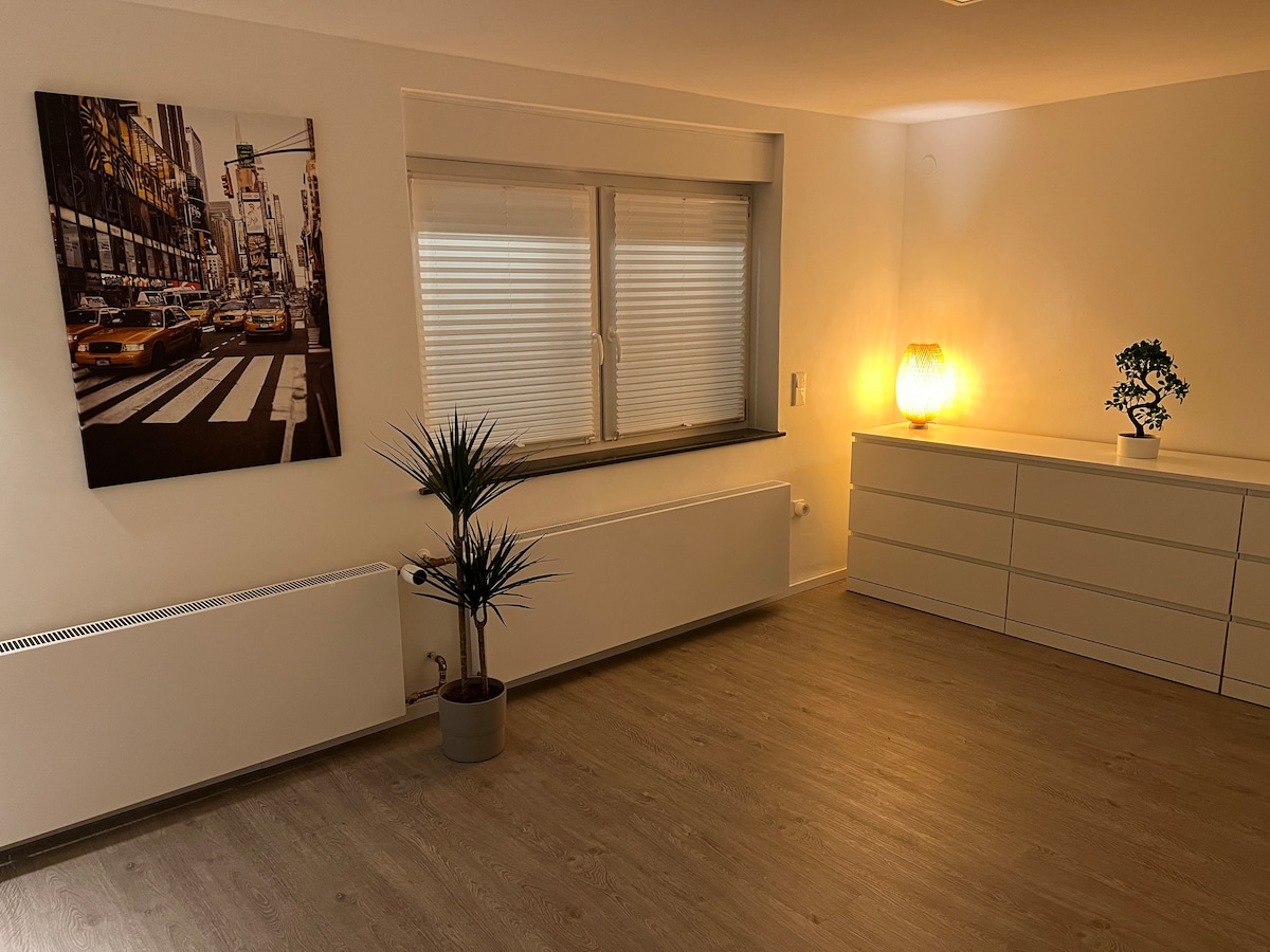 חדר שינה שני עם שידה