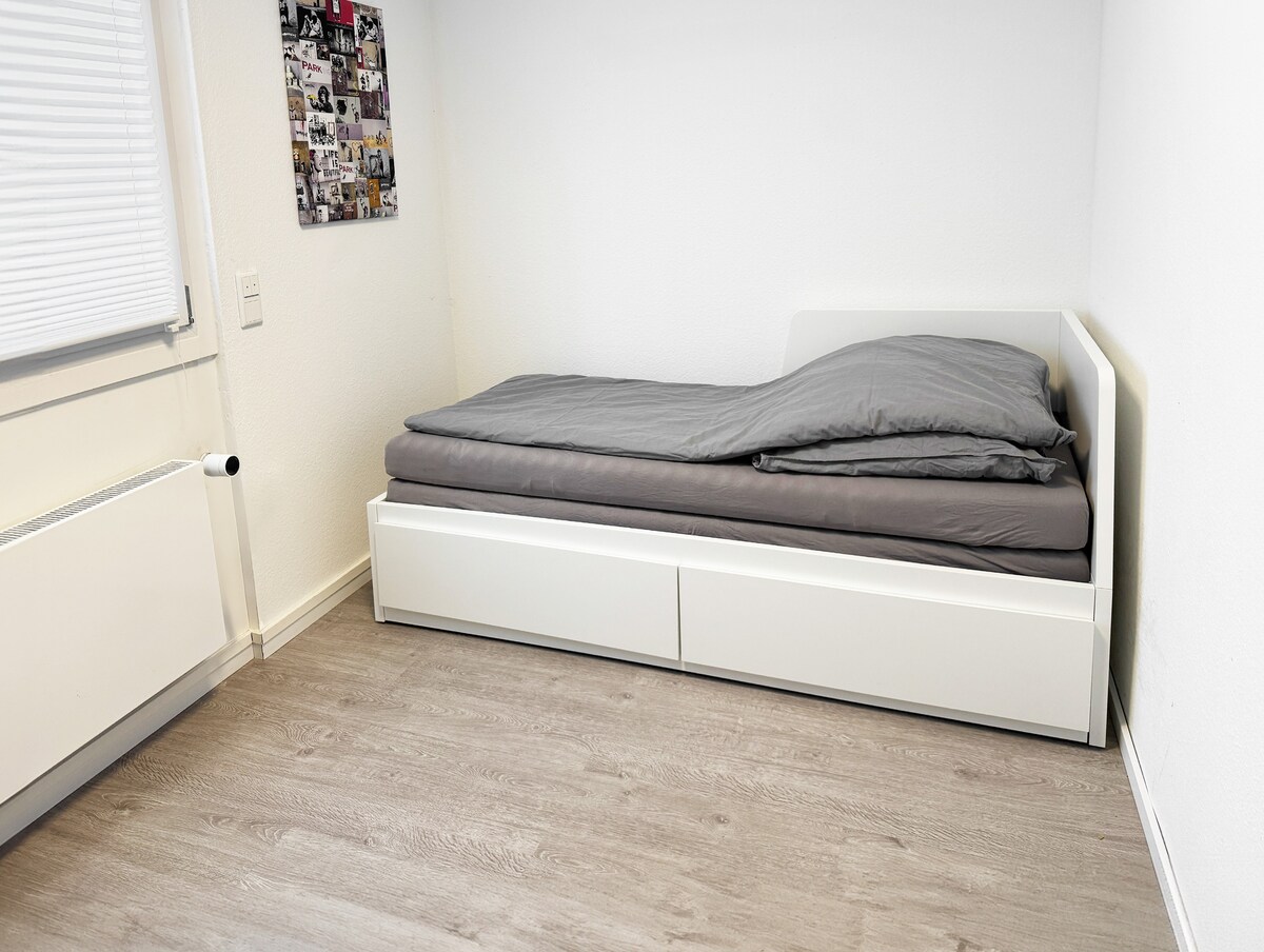 חדר שינה עם מיטה נפתחת, מיטת יחיד בגודל 80x200 ס"מ או מיטת זוגית בגודל 160x200 ס"מ