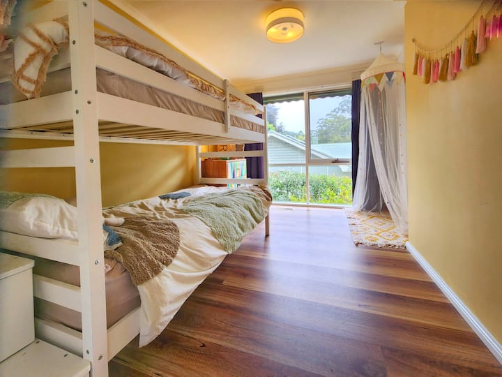 يجب تحديث الصور هنا. كل ذلك للأفضل. نرحب بالبالغين، ولكن تم إعداد الغرفة المكونة من سريرين بطابقين مع وضع الأطفال في الاعتبار في المقام الأول. هناك كتب وألعاب منفوشة وليغو والكثير لضمان سعادة الصغار وترفيههم.