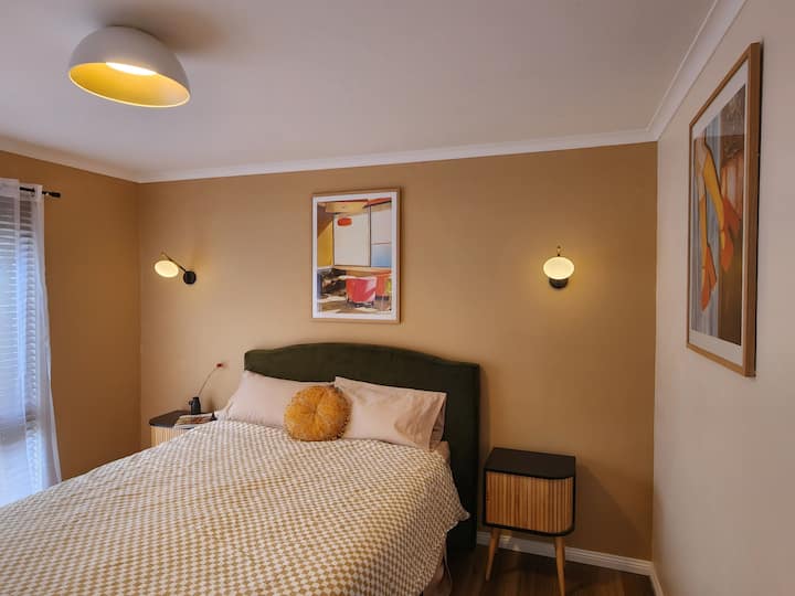 غرفة نوم الملكة هي مساحة هادئة جميلة، كما أنها تحتوي على أسرّة عالية الجودة وستائر آلية وخزائن كبيرة. يضمن لك التدفئة والتبريد الفعال للغاية أن تكون دائمًا مرتاحًا في أي غرفة.