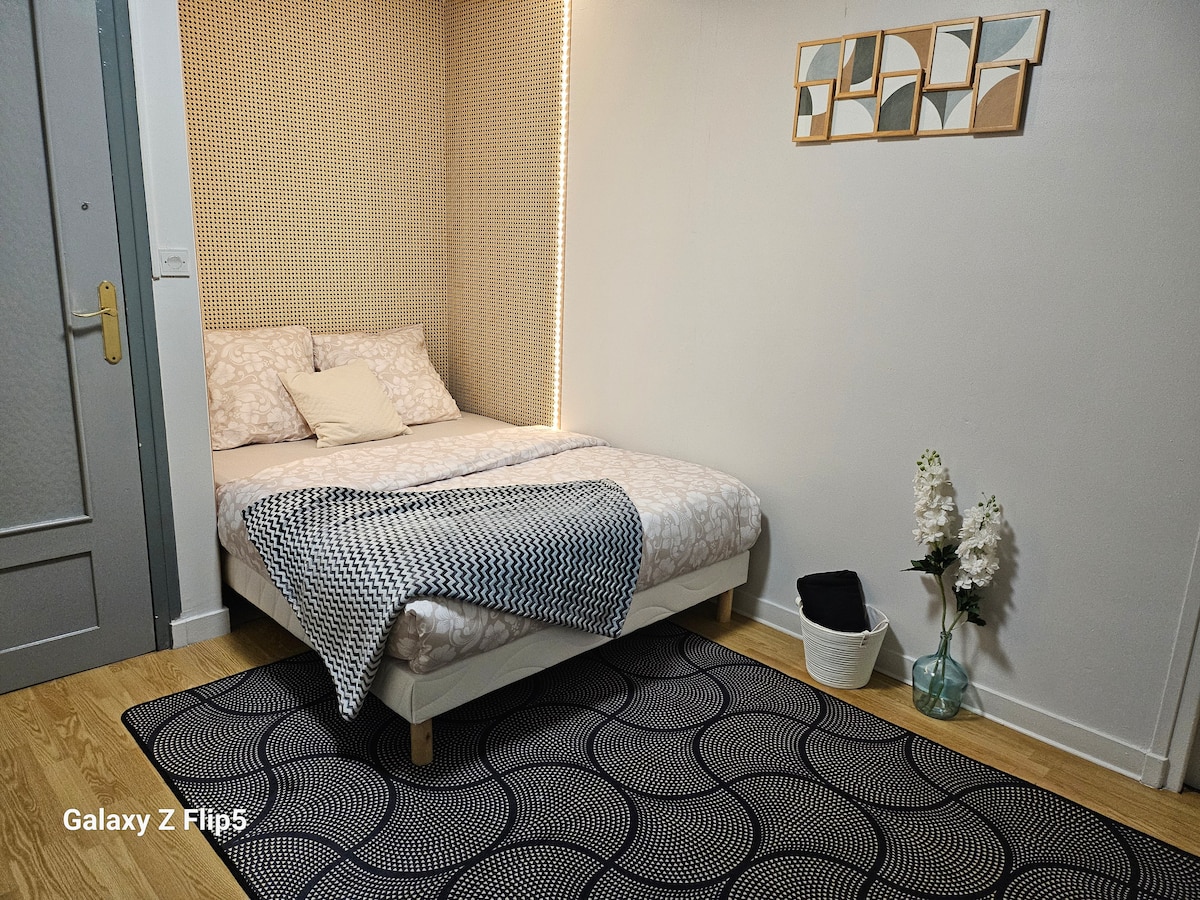 Dhomë gjumi me krevat 140/ 190 cm,tualet dhe dhomë zhveshjeje.
E ke krevatin të rregulluar kur të mbërrish. 
