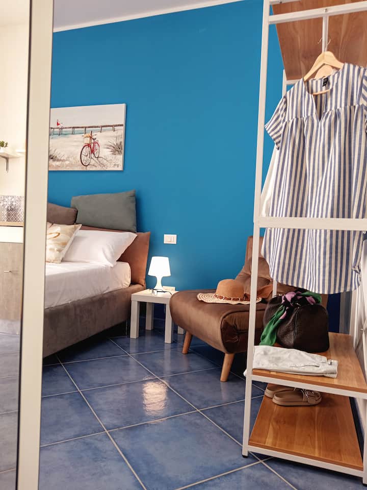 ENTRATA STANZA DA LETTO CON PORTA SCORREVOLE. É POSSIBLE CHIUDERE LA PORTA NELL'AREA LAVORO DEDICATO.