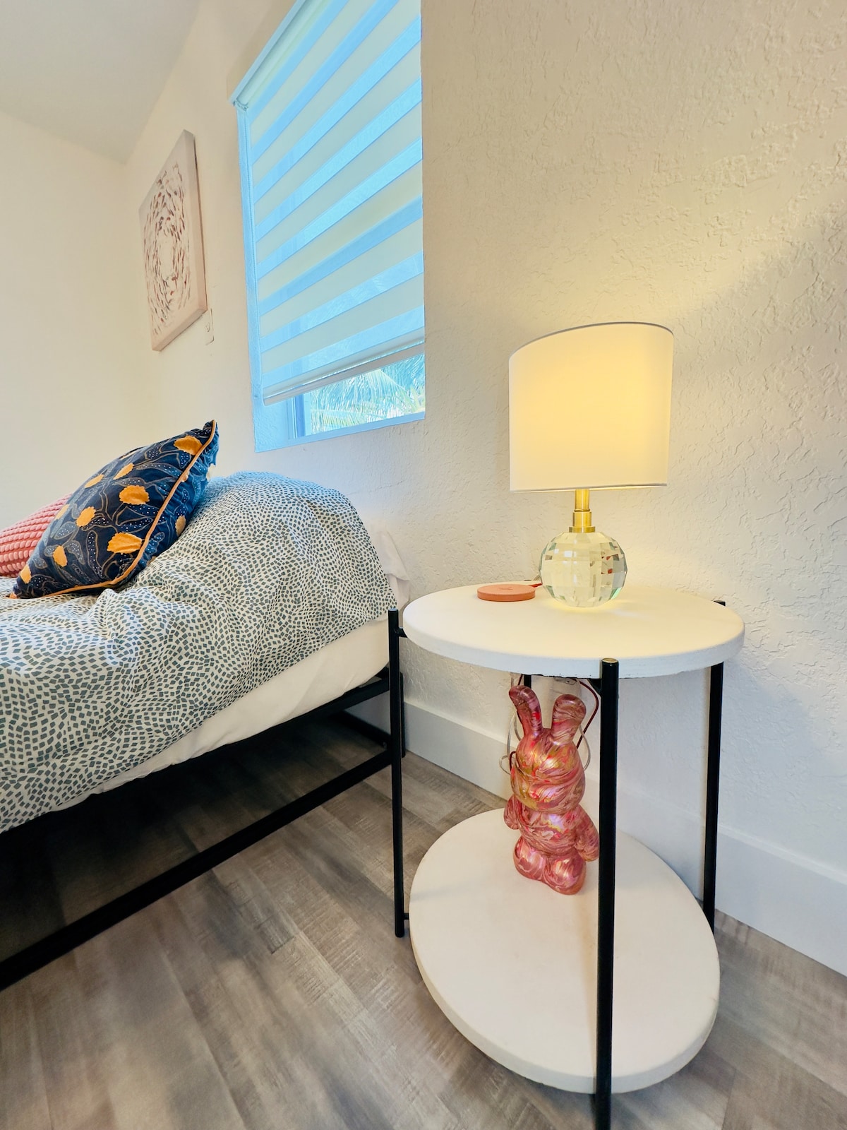 מנורת קריסטל מעוצבת, מטען לטלפון ועיצוב צבוע ביד על ידינו.