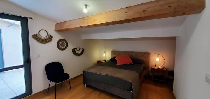 Slaapkamer 1 met douche, tweepersoonsbed 160 x 200 cm