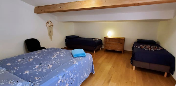 Slaapkamer 2, tweepersoonsbed 160 x 200 cm + 2 eenpersoonsbedden 90x 200 cm