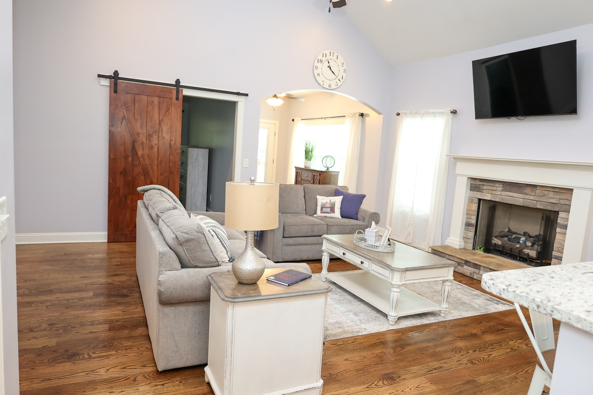 Top Airbnb: Charming Home- Near Auburn U, Downtown, and RTJ! in Auburn