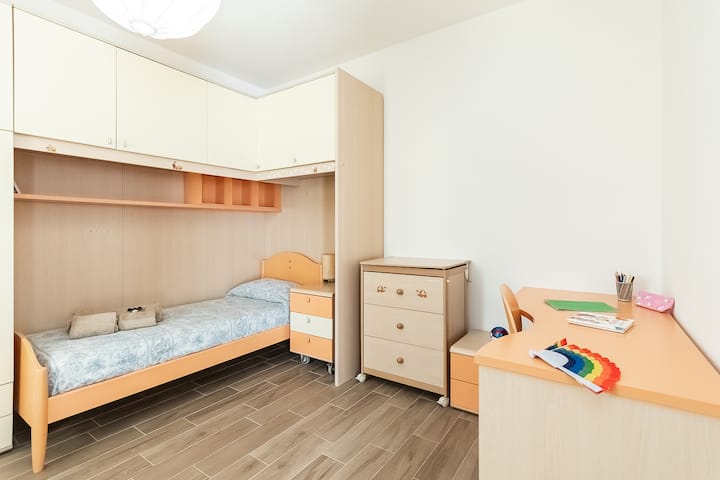 Funkčná a svetlá izba. S pohodlnou samostatnou posteľou, dostatočným priestorom v kontajneri a písacím stolom ideálnym na štúdium alebo prácu (k dispozícii je druhá posteľ).