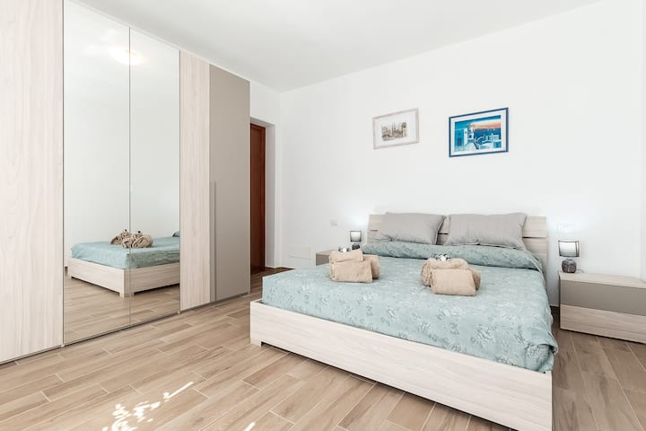 veľká zrkadlová skriňa pre akúkoľvek potrebu