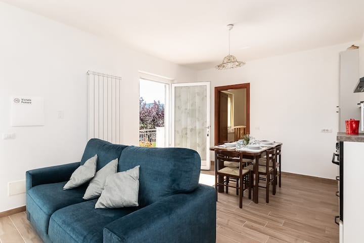 Oddýchnite si v svetlej obývačke s nádychom elegancie! Sklenené dvere dodávajú miestnosti veľa jasu.
