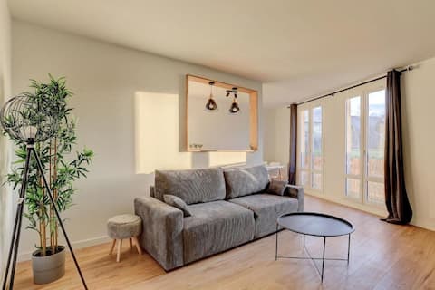Top performing Airbnb: Le Petit Nid, Bright Apt in Hypercentre in Yvelines
