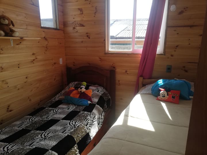 Леглата са готови с чисти чаршафи, които пристигат и свалят.