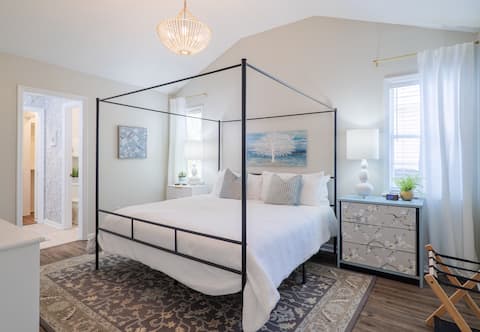 Holy Cow- Sleeps 10! King Bed, Fenced Yard & Grill