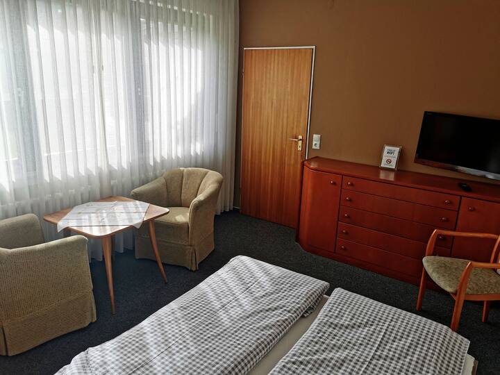 Soggiorno e camera da letto, si prega di notare: il letto è largo solo 1,4 m. In due può essere piuttosto stretto lì!