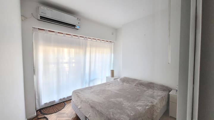 卧室-可使用阳台、空调冷气、毛衣和轻型平板电脑