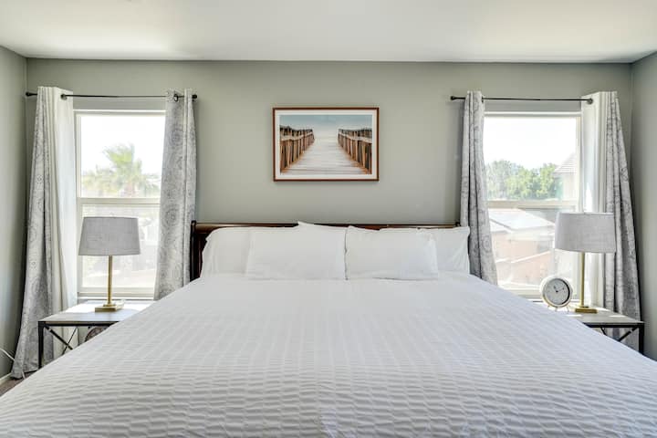 ¡Cama suave, ambiente acogedor y una buena noche de sueño garantizada en esta espaciosa cama tamaño king con sábanas de calidad hotelera!