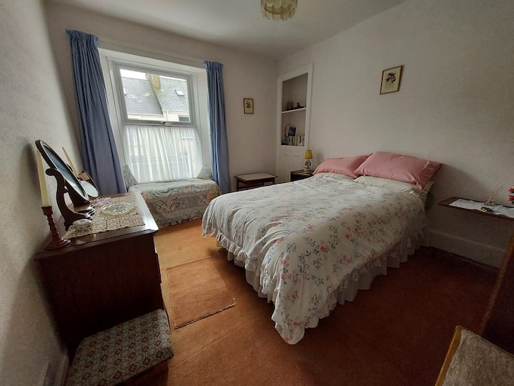 La cama es de 4 pies (120 cm) doble