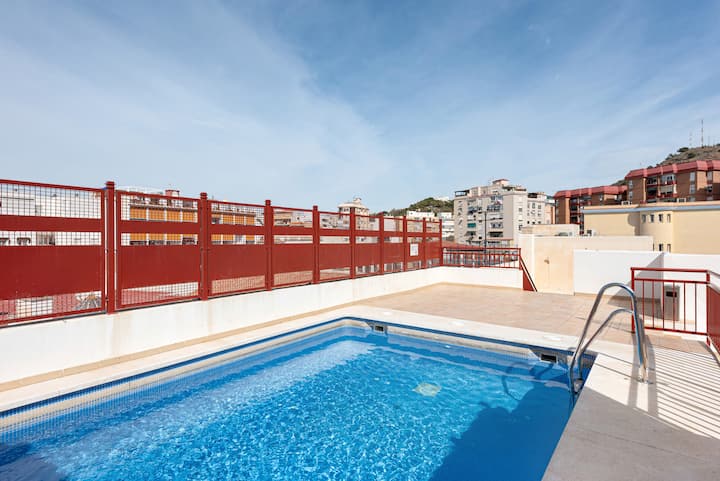 Piscina, Patio Privado Y Aparcamiento. - Málaga
