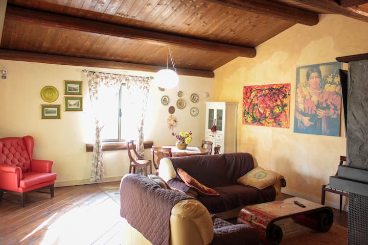 Всекидневна, трапезария и всекидневна със смарт телевизор