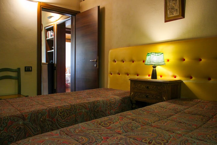 Спалня с две единични легла, които могат да бъдат свързани заедно.