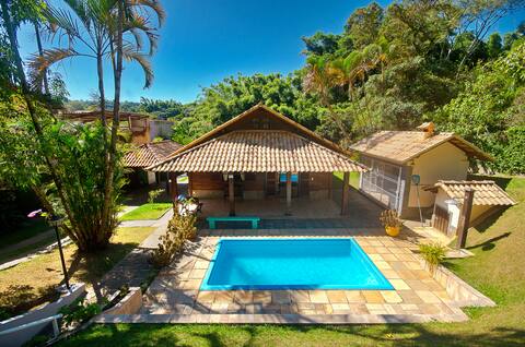Miguel Pereira, next to the center, heated pool