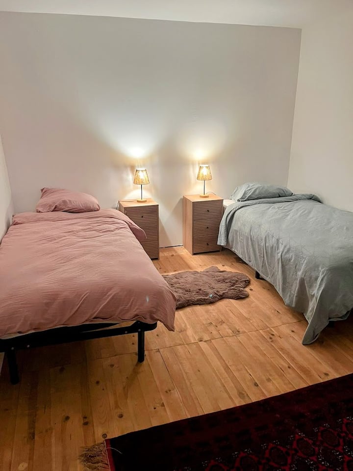 חדר יחיד או זוגי (ניתן לחבר את שתי המיטות) מרוהט ומעוצע לאחרונה