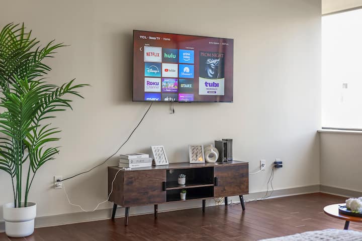 High-rise Flr Modern Apt + Parking - Dallas, TX
