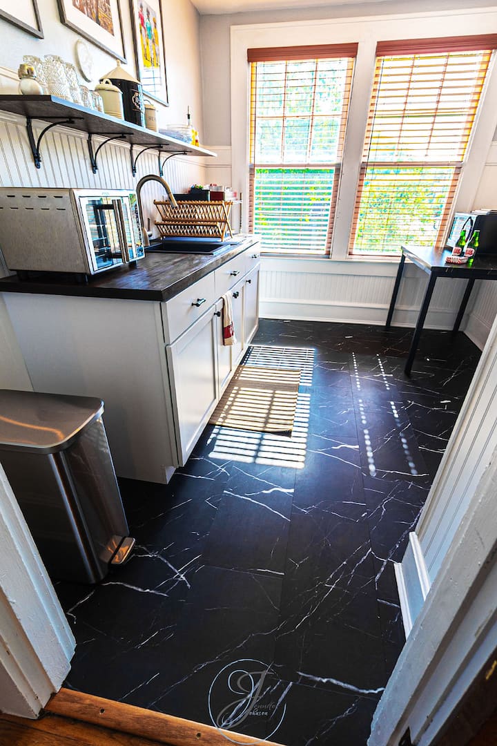 The Crafty Bourbon Bungalow Apartment - Frankfort