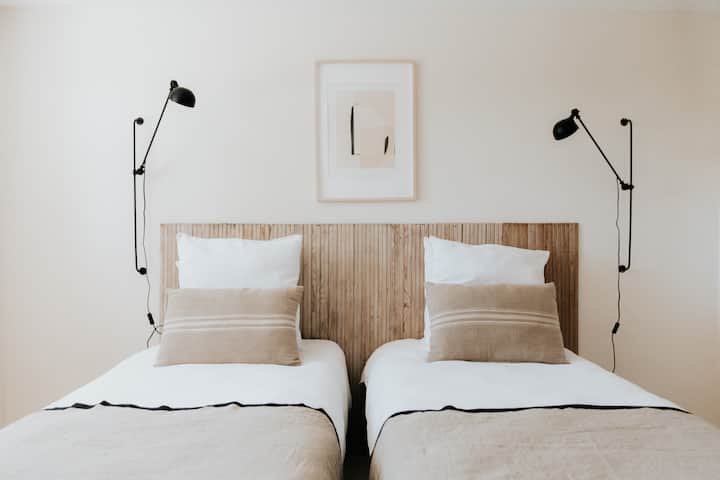 Chambre au rez de chaussée avec 2 lits de 200/90cm 
Salle d’eau et WC privatifs 