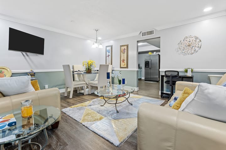 Amplio apartamento de 750 pies cuadrados en el centro de Delray Beach. Recuerda Wishlist en la propiedad para volver a recibir descuentos en el futuro.