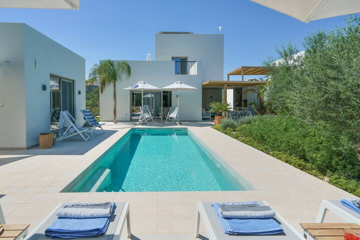 New Stylish Villa with Private Swimming Pool & BBQ