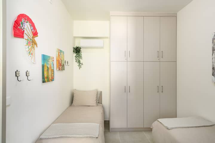 Ორადგილიანი საძინებელი პირველ სართულზე კონდიციონერით და პირდაპირი წვდომით ბარბექიუსა და აუზის ტერიტორიაზე