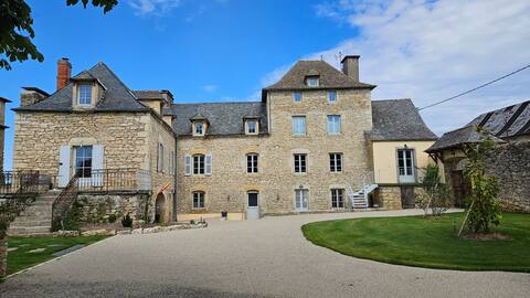 Lou Clapas Gîte & its swimming pool