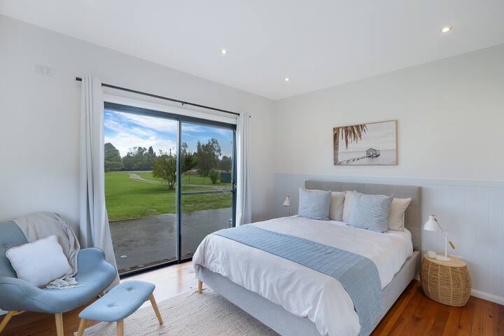 Ამ ლამაზ დიდ საძინებელში არის ელეგანტური საწოლი, რომელიც გამოირჩევა ლუქს-კლასის ქსოვილის თავსაფრით, სადაც უამრავი სივრცეა დასასვენებლად და დასასვენებლად. 