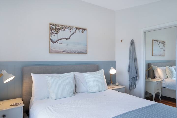 Ამ ლამაზ საძინებელში არის მყუდრო, თუმცა ელეგანტური საწოლი, რომელიც ხაზს უსვამს ლუქს-კლასის ქსოვილის თავსაბურავს, რომელიც ტექსტურასა და დახვეწილობას ამატებს. 